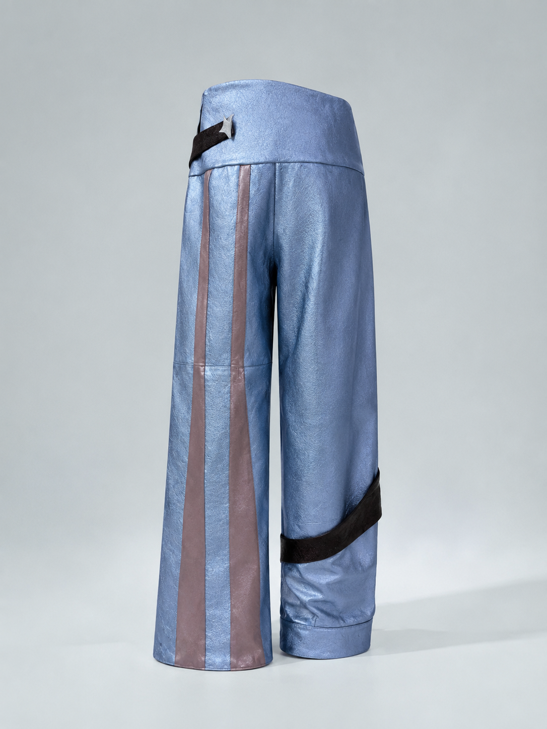 ORION VEIL(MEN) ：Asymmetric Metallic Leather Hybrid Trousers