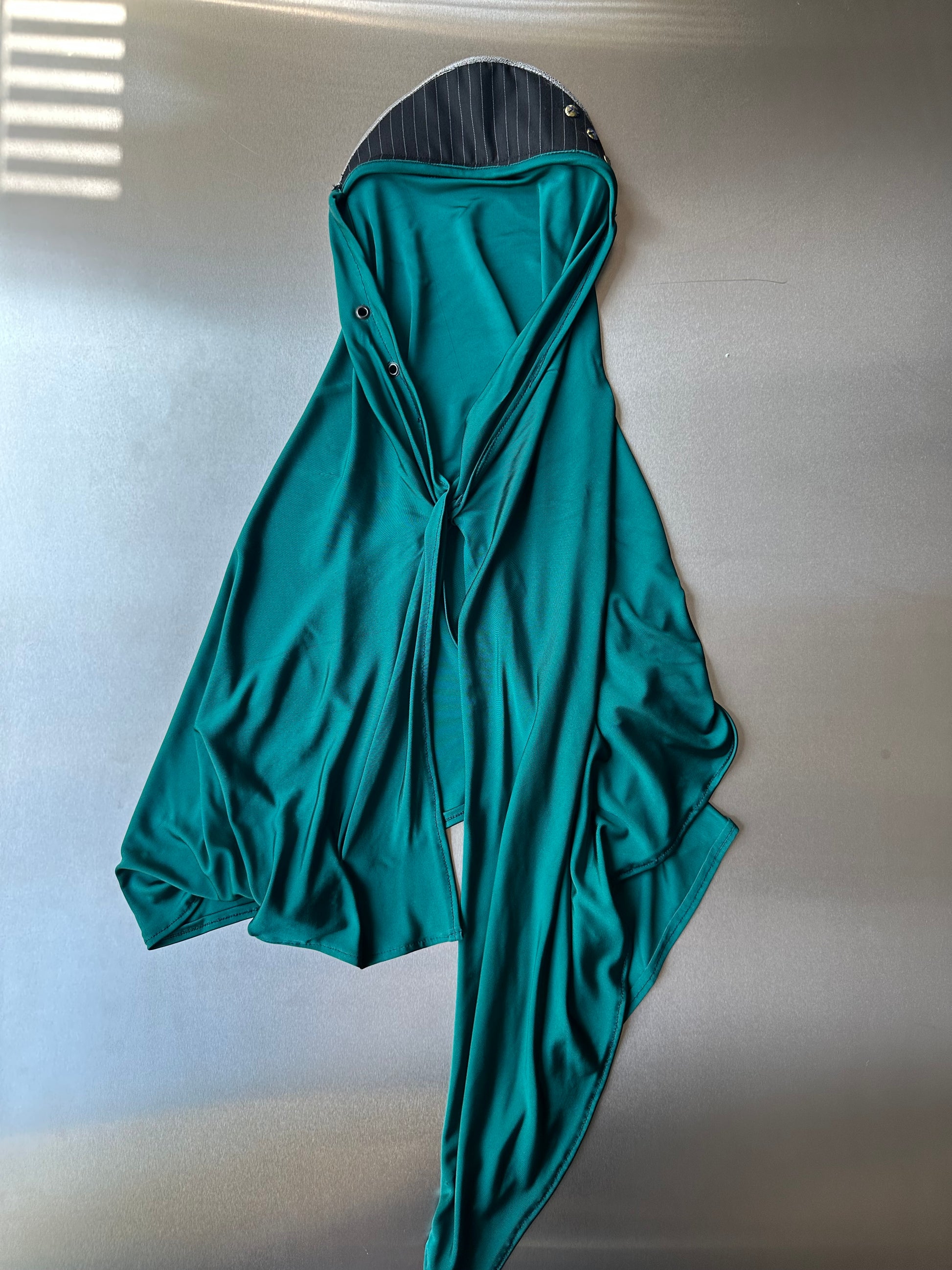 Robe en jersey de soie de luxe drapée jaune + bonnet foulard en jersey vert et cuir de soie