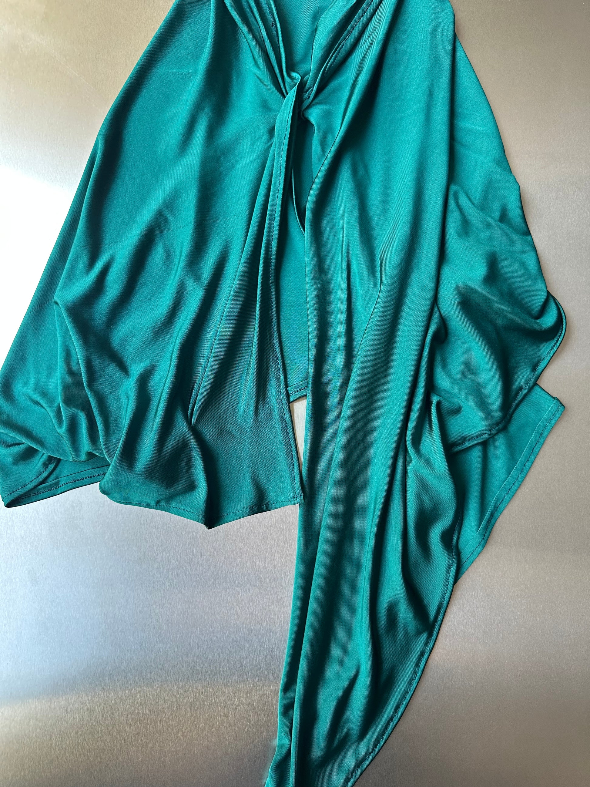 Robe en jersey de soie de luxe drapée jaune + bonnet foulard en jersey vert et cuir de soie