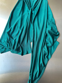 Robe en jersey de soie de luxe drapée jaune + bonnet foulard en jersey vert et cuir de soie