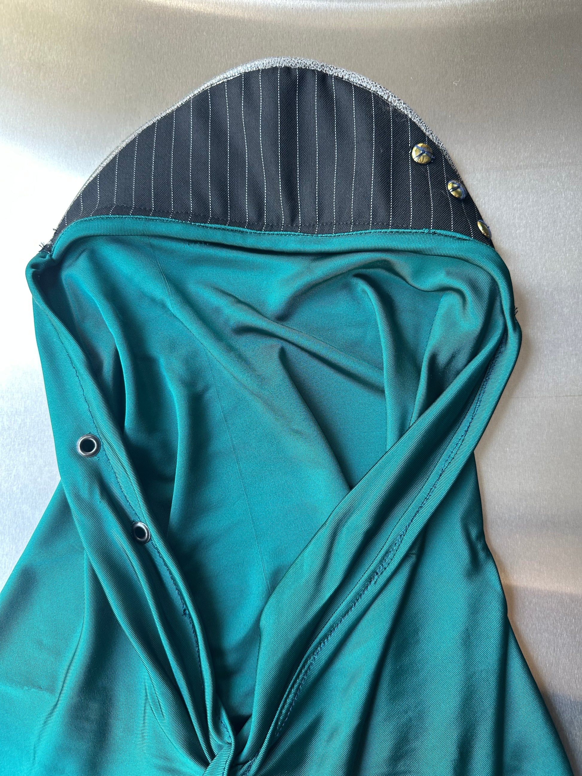 Robe en jersey de soie de luxe drapée jaune + bonnet foulard en jersey vert et cuir de soie