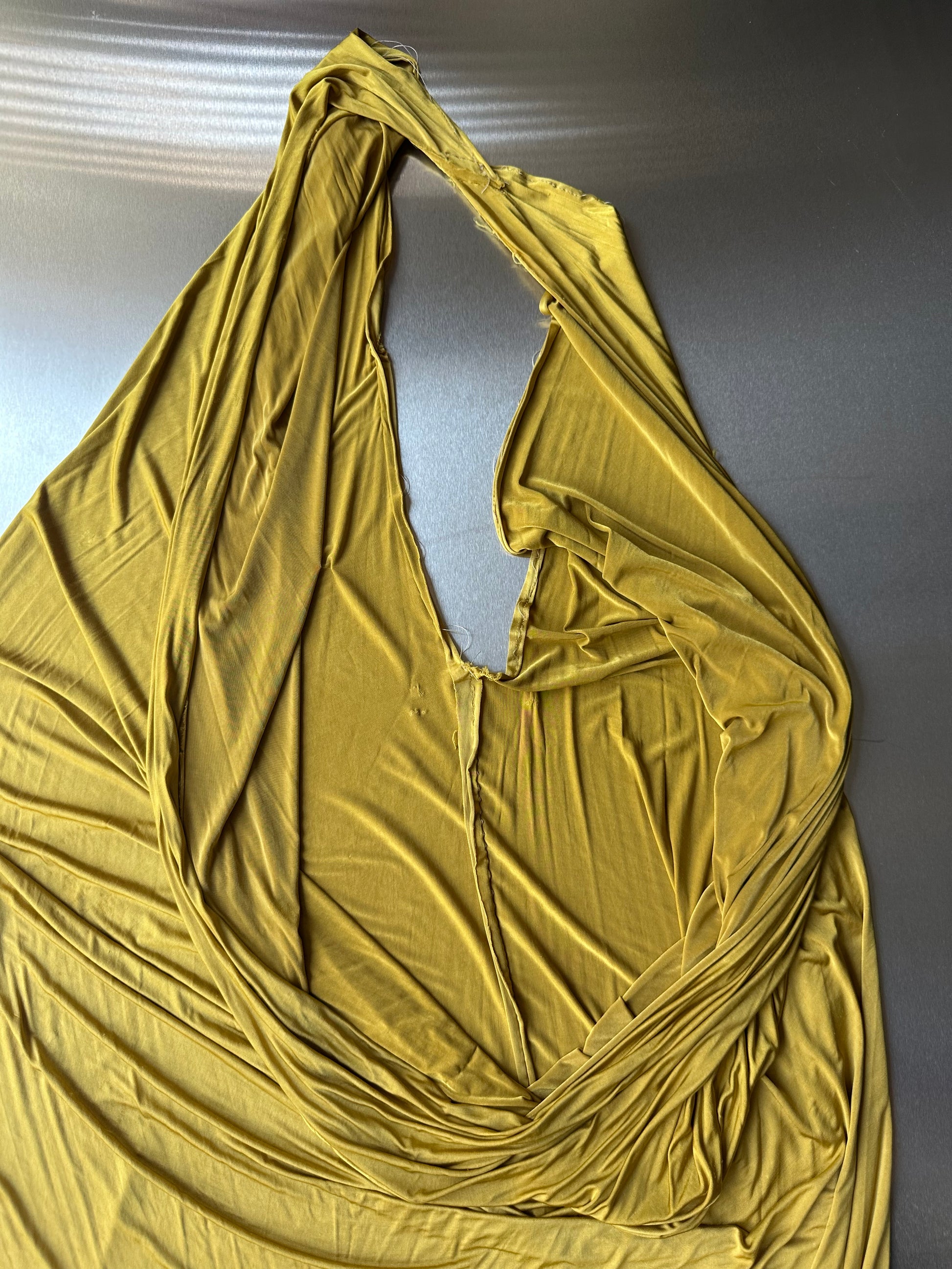 Robe en jersey de soie de luxe drapée jaune + bonnet foulard en jersey vert et cuir de soie