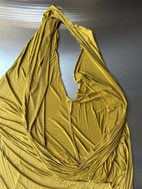 Robe en jersey de soie de luxe drapée jaune + bonnet foulard en jersey vert et cuir de soie