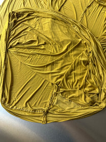 Robe en jersey de soie de luxe drapée jaune + bonnet foulard en jersey vert et cuir de soie