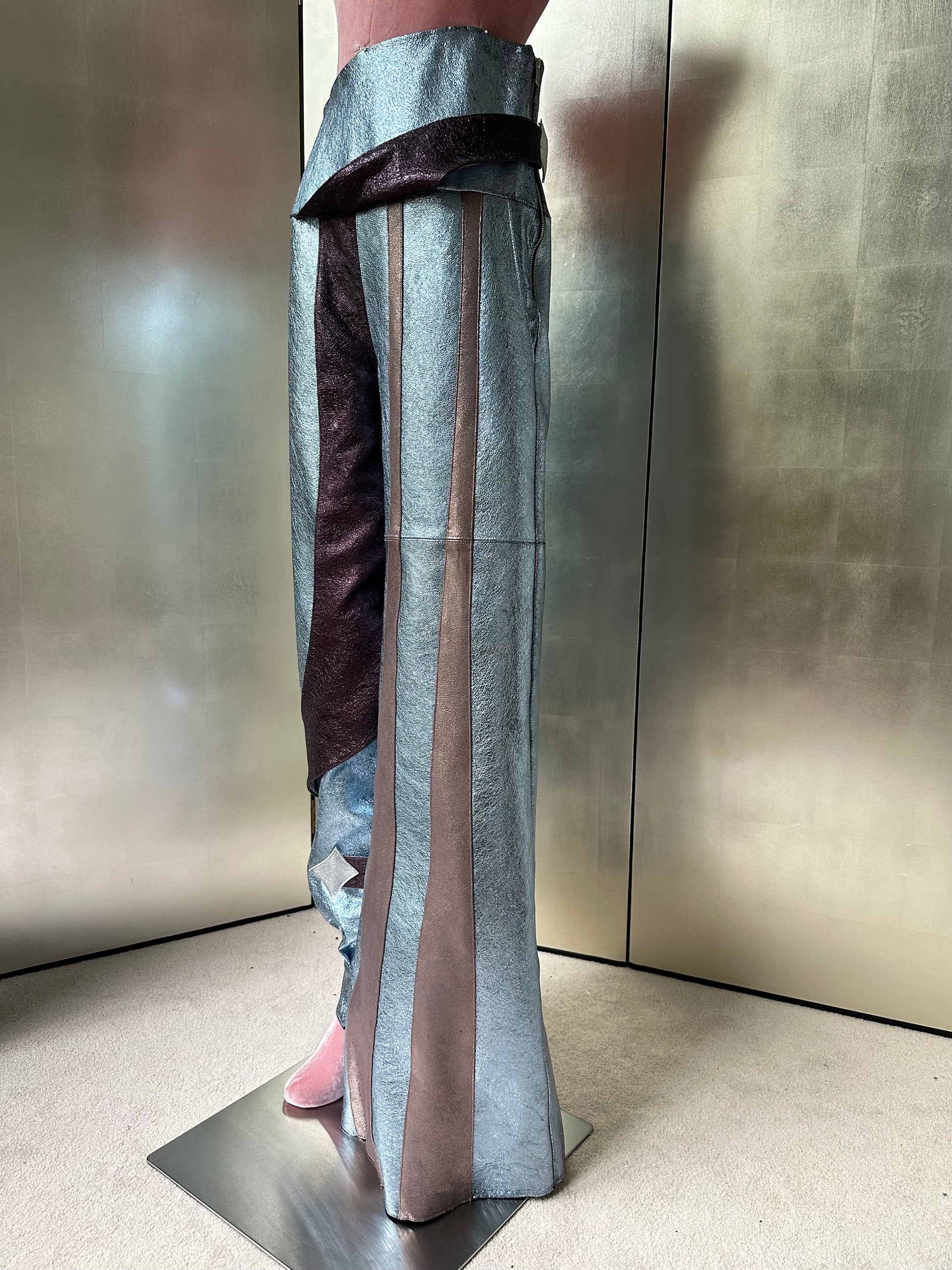 ORION VEIL(WOMEN) ：Asymmetric Metallic Leather Hybrid Trousers