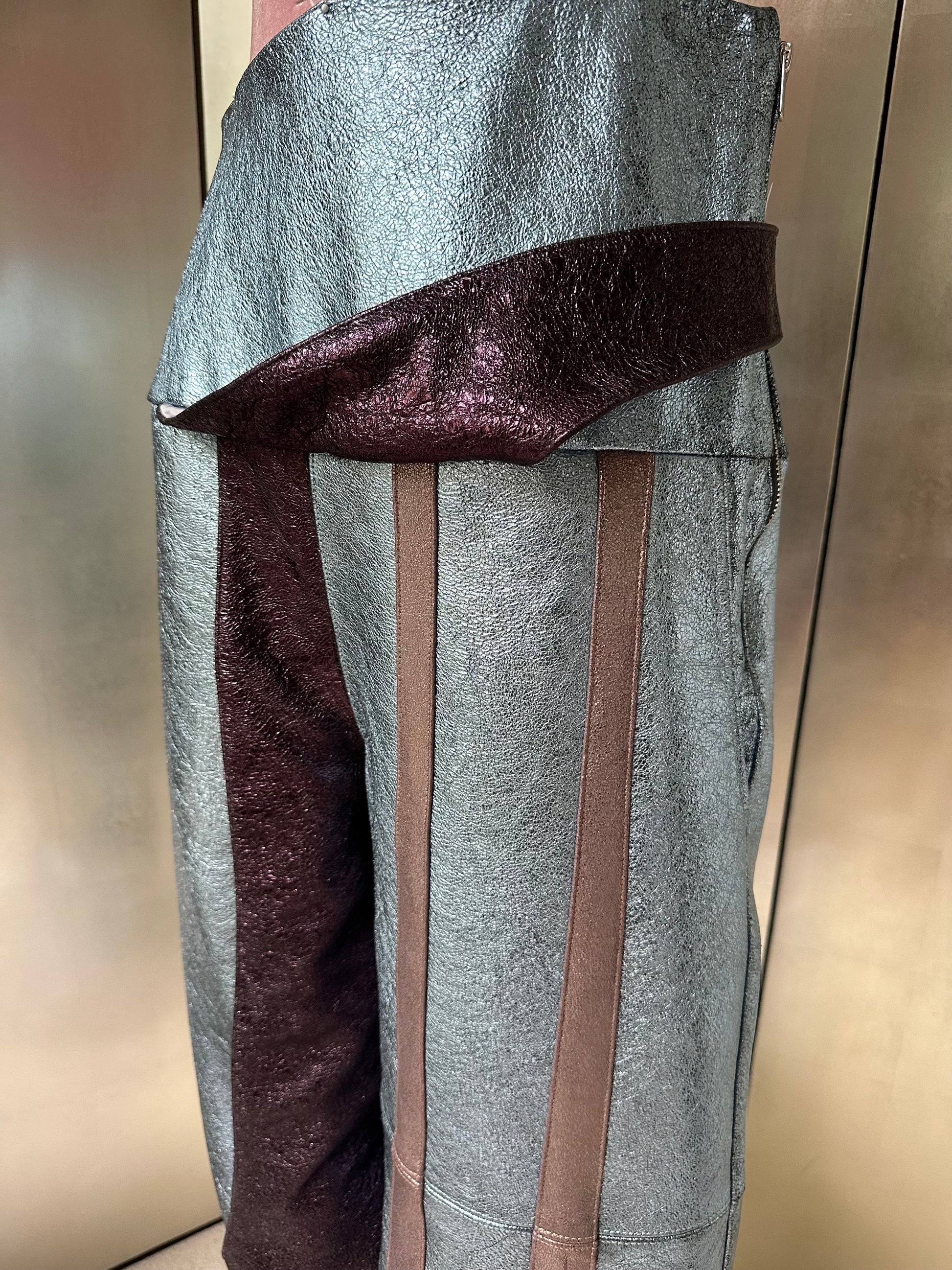 ORION VEIL(WOMEN) ：Asymmetric Metallic Leather Hybrid Trousers