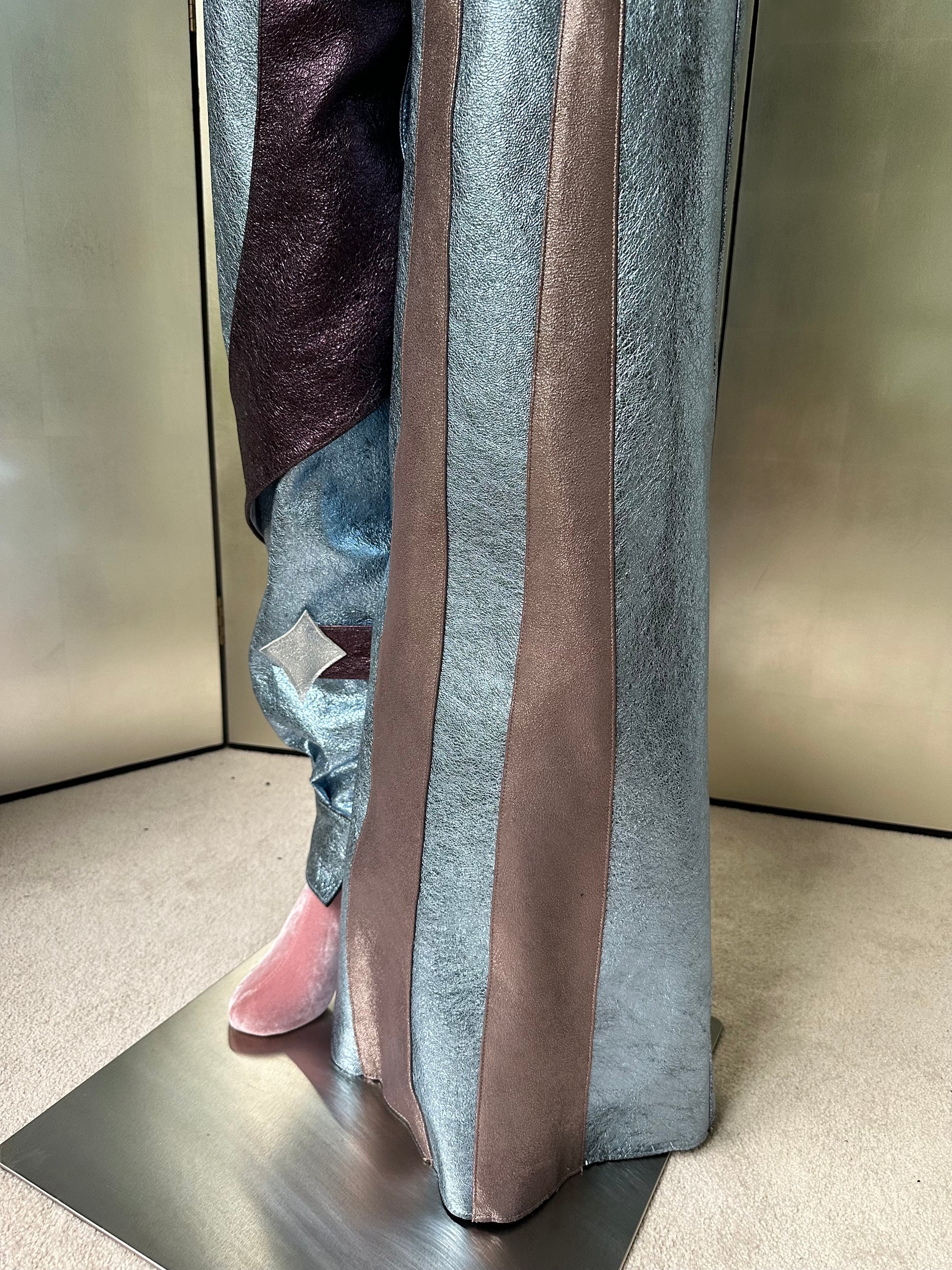 ORION VEIL(MEN) ：Asymmetric Metallic Leather Hybrid Trousers