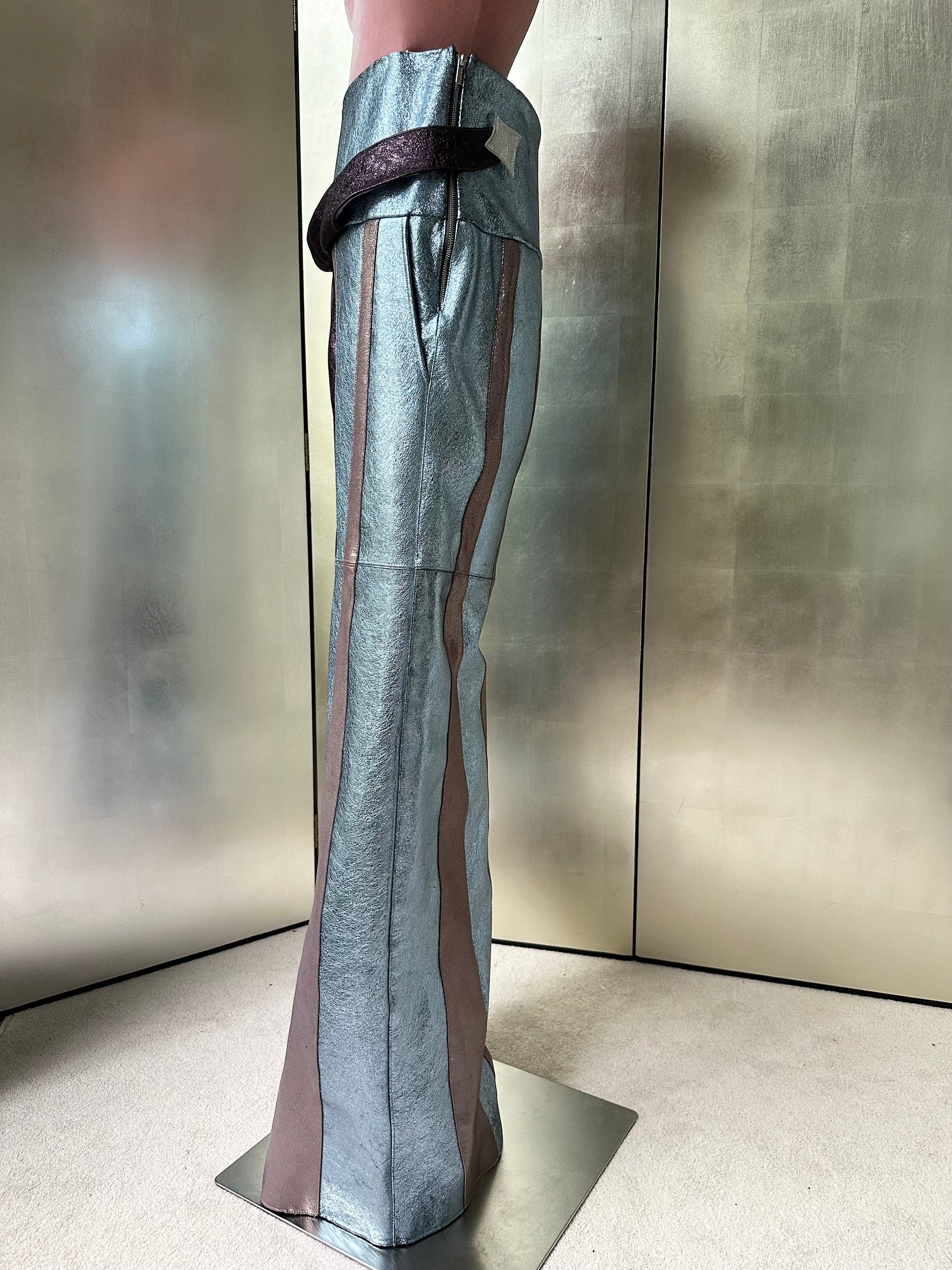 ORION VEIL(MEN) ：Asymmetric Metallic Leather Hybrid Trousers