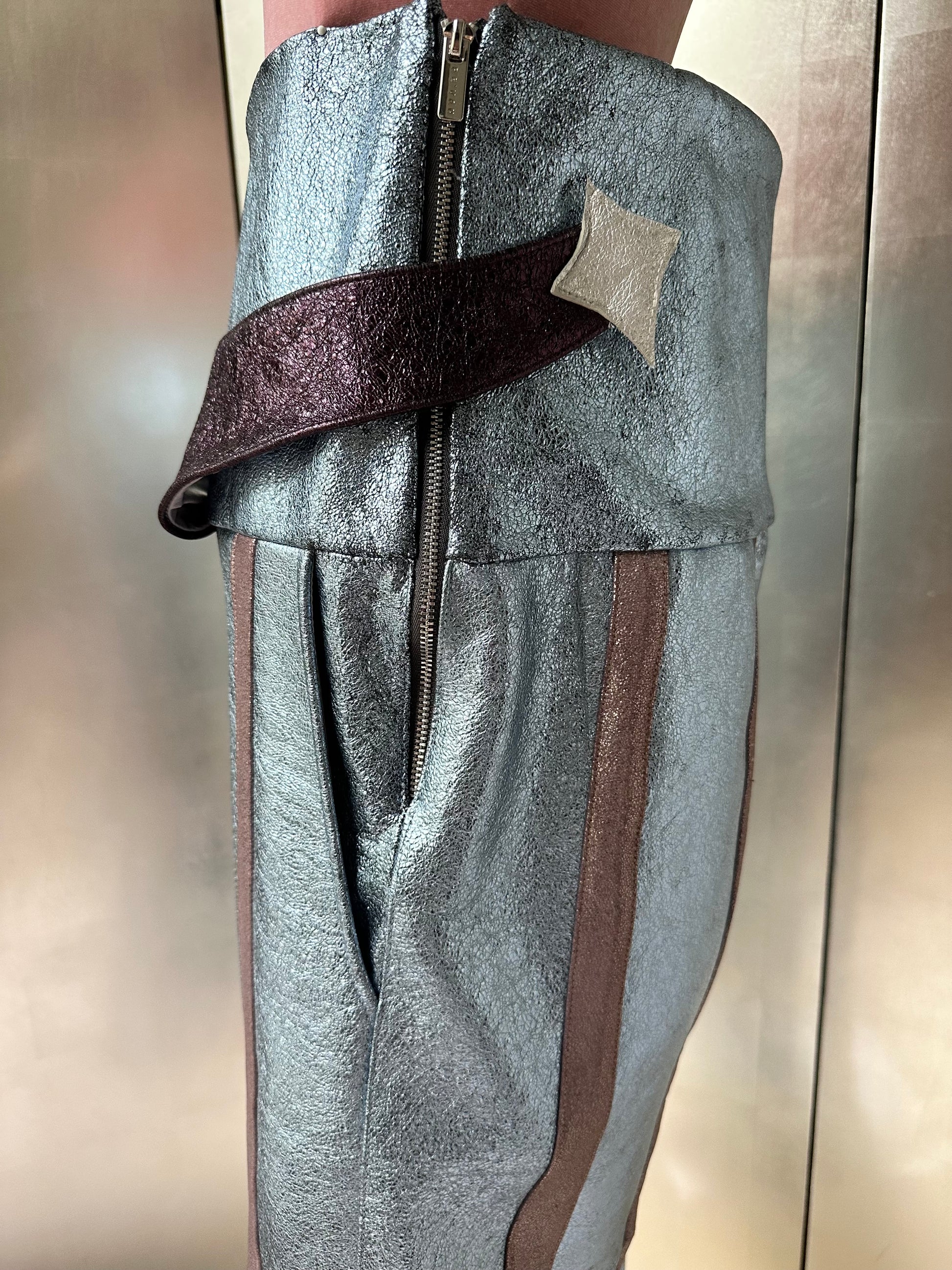 ORION VEIL(MEN) ：Asymmetric Metallic Leather Hybrid Trousers