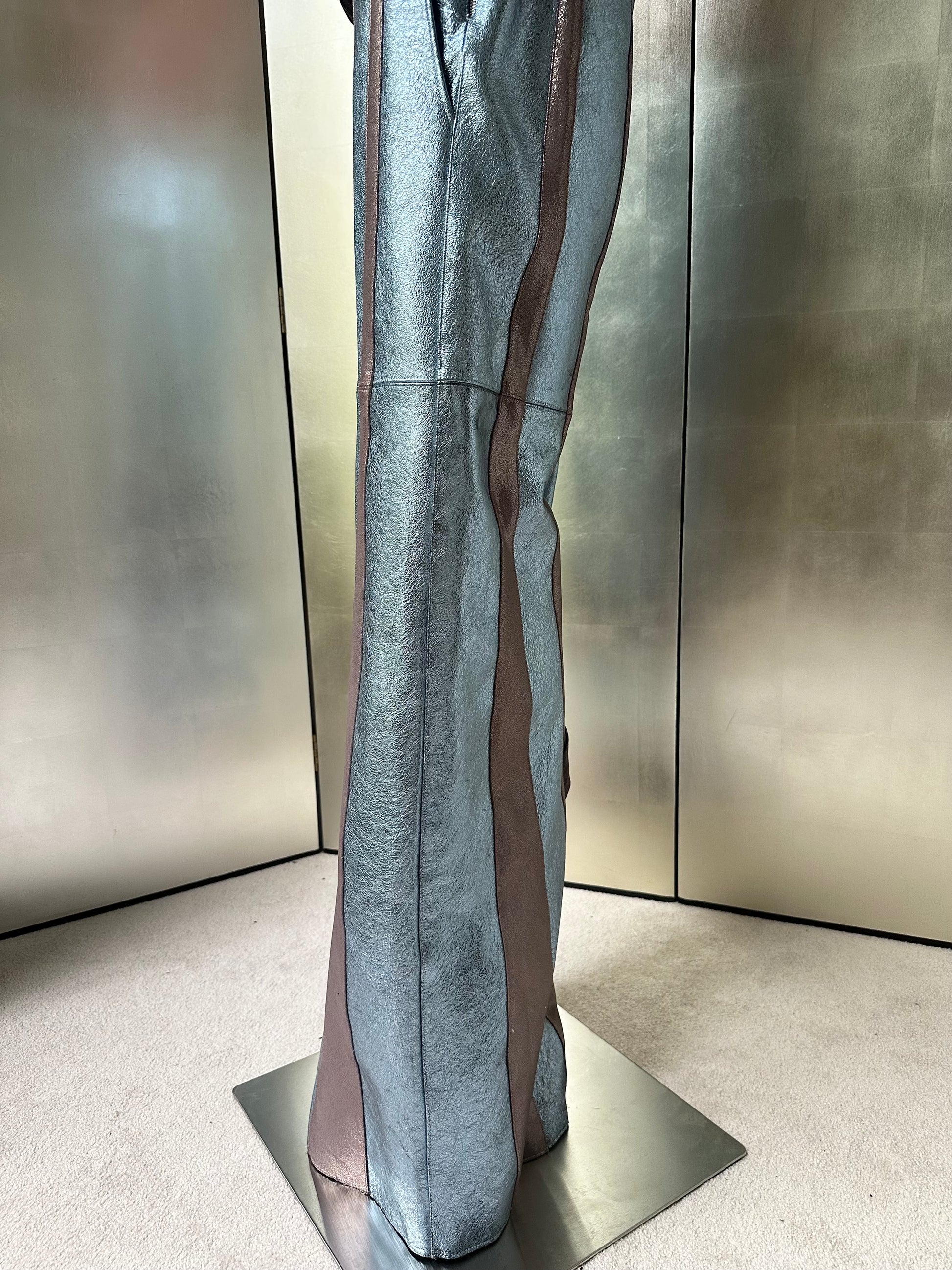 ORION VEIL(WOMEN) ：Asymmetric Metallic Leather Hybrid Trousers