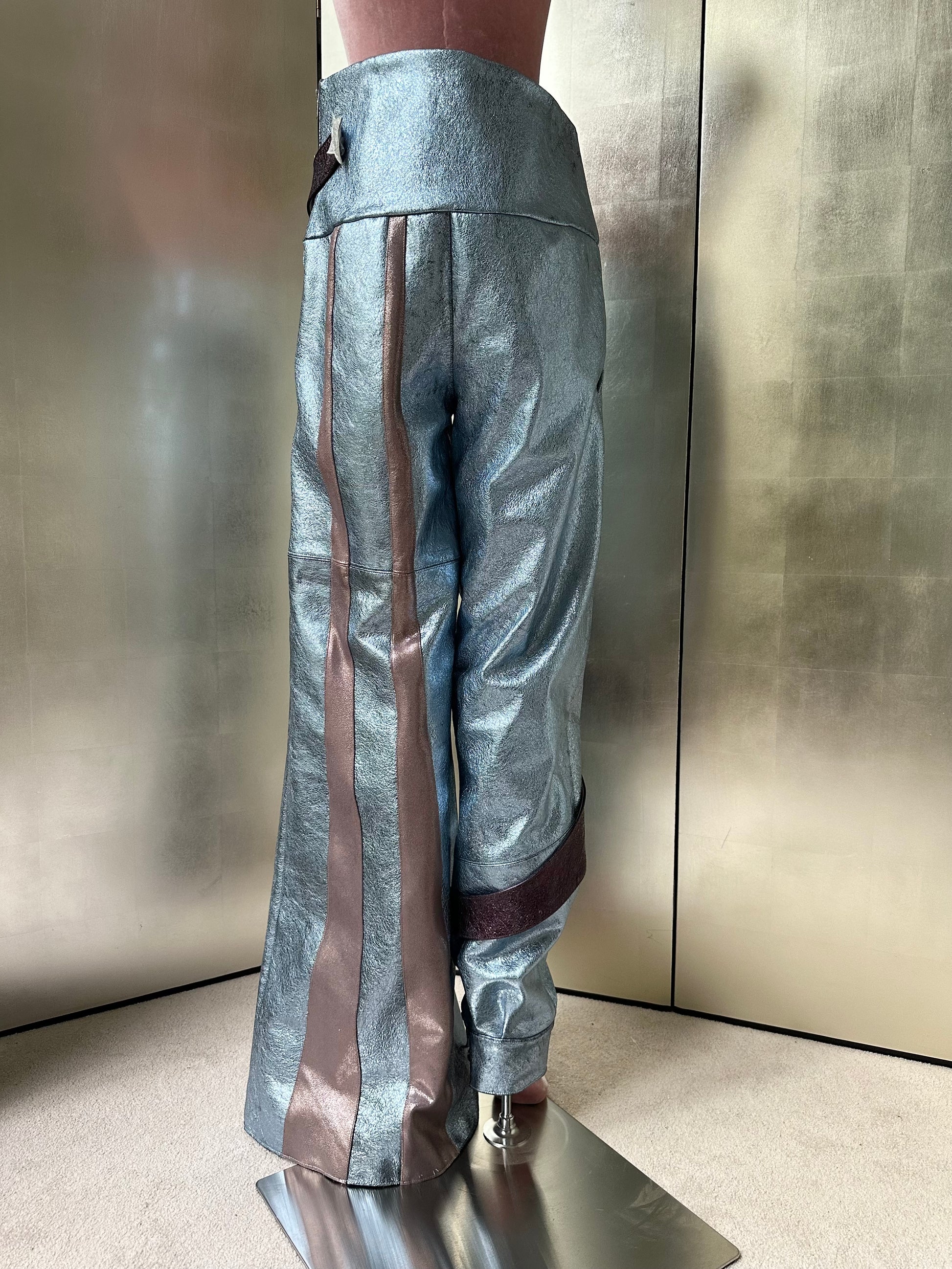 ORION VEIL(MEN) ：Asymmetric Metallic Leather Hybrid Trousers