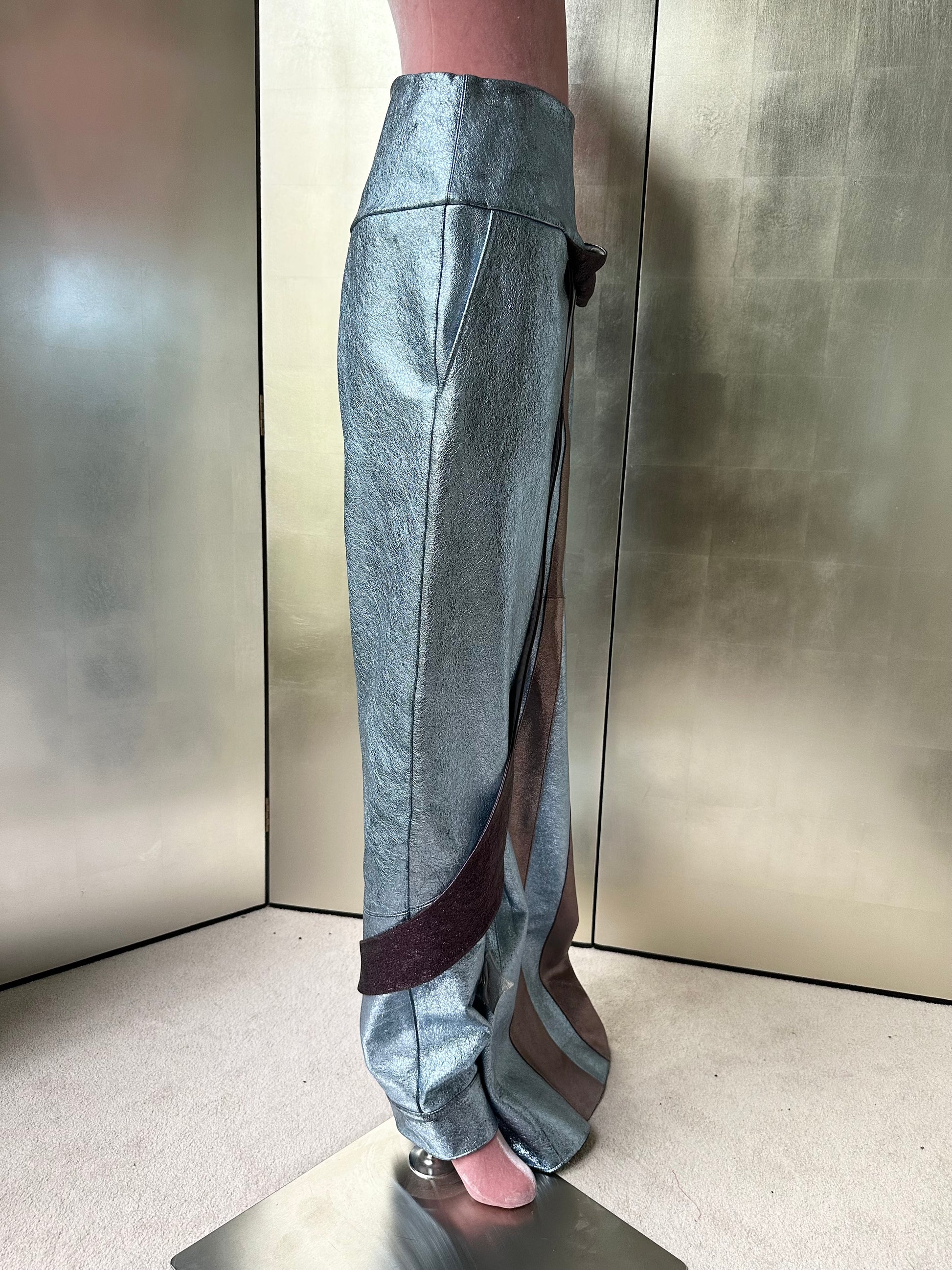 ORION VEIL(MEN) ：Asymmetric Metallic Leather Hybrid Trousers