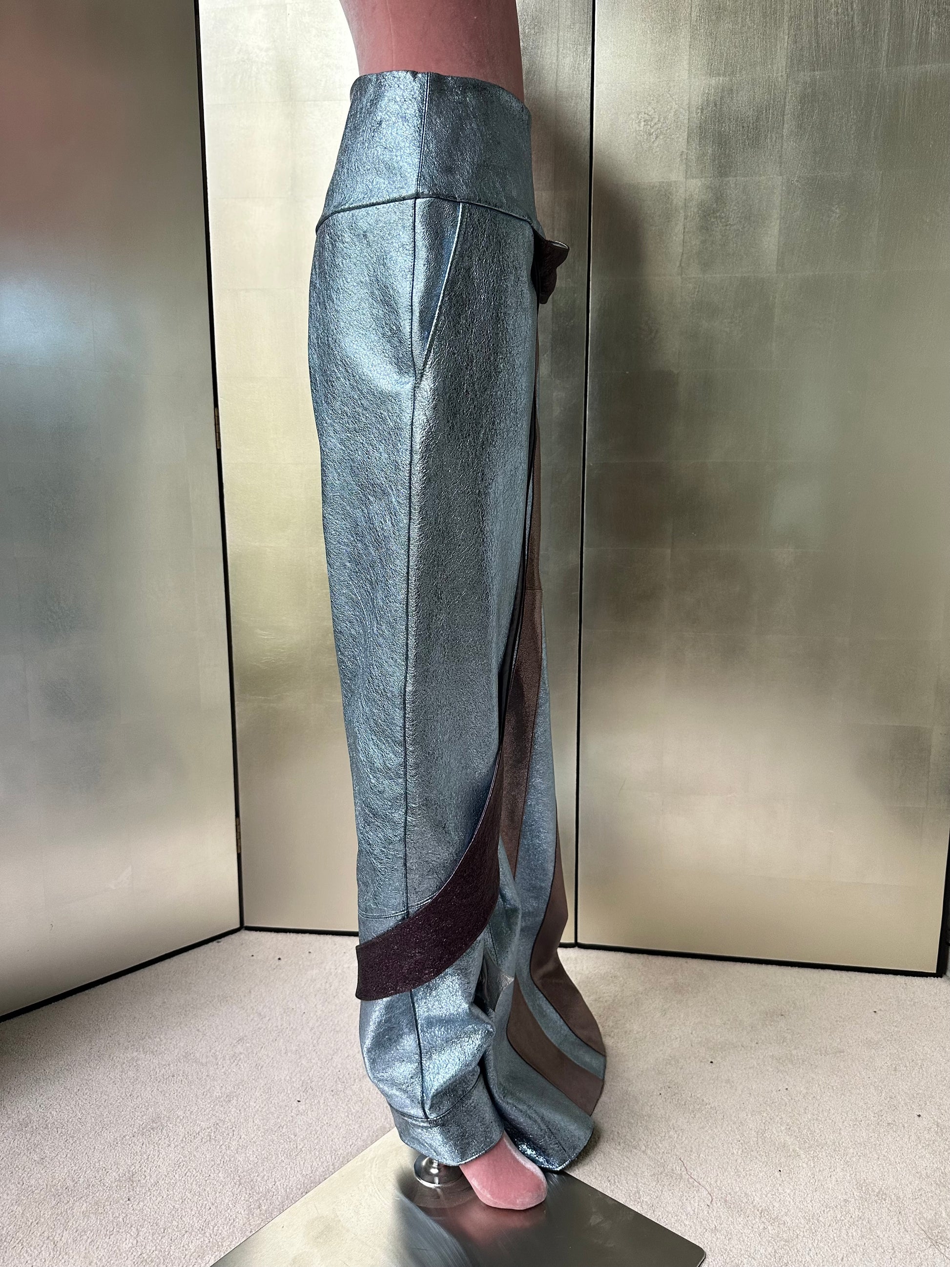 ORION VEIL(WOMEN) ：Asymmetric Metallic Leather Hybrid Trousers