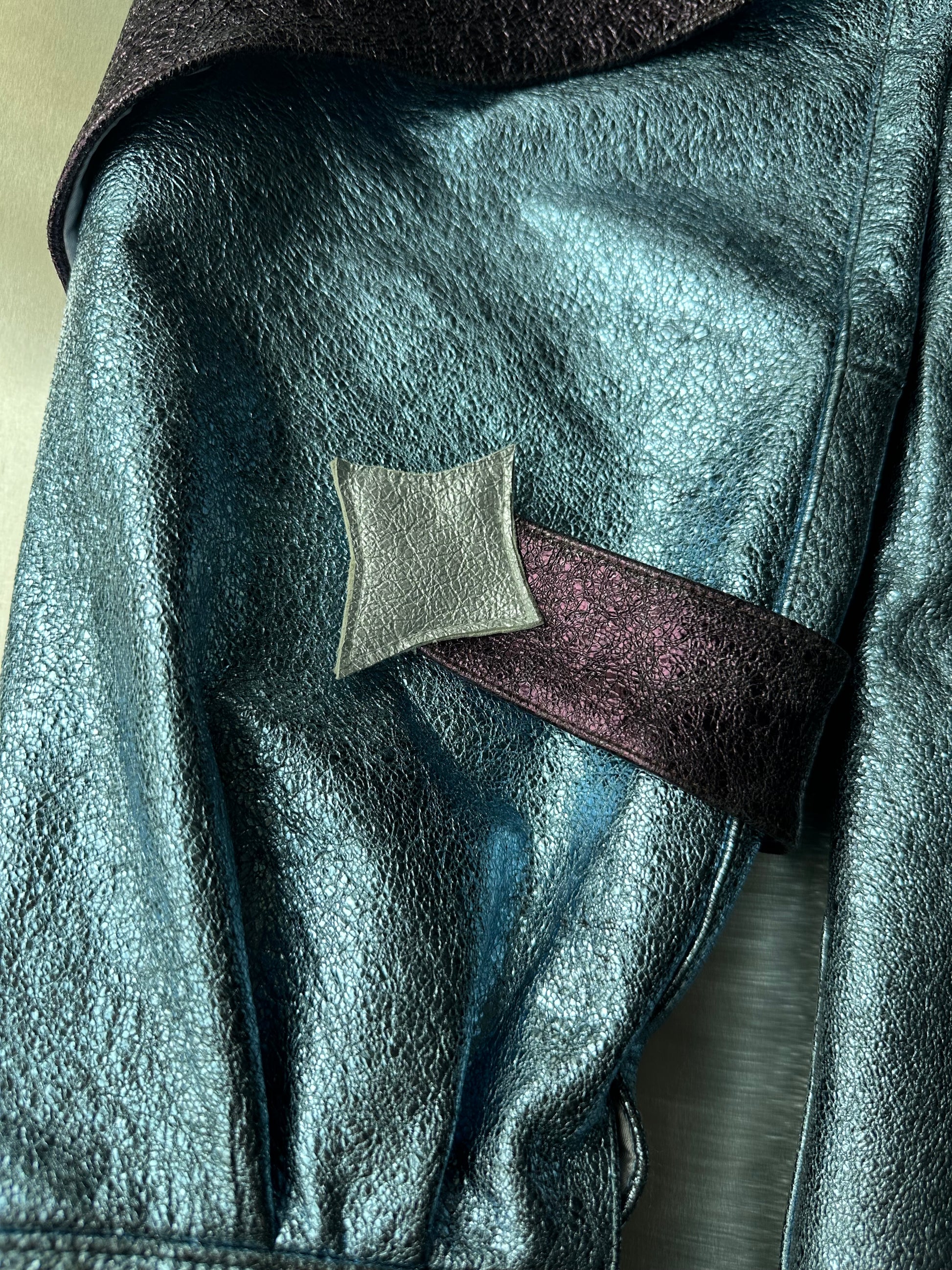 ORION VEIL(MEN) ：Asymmetric Metallic Leather Hybrid Trousers