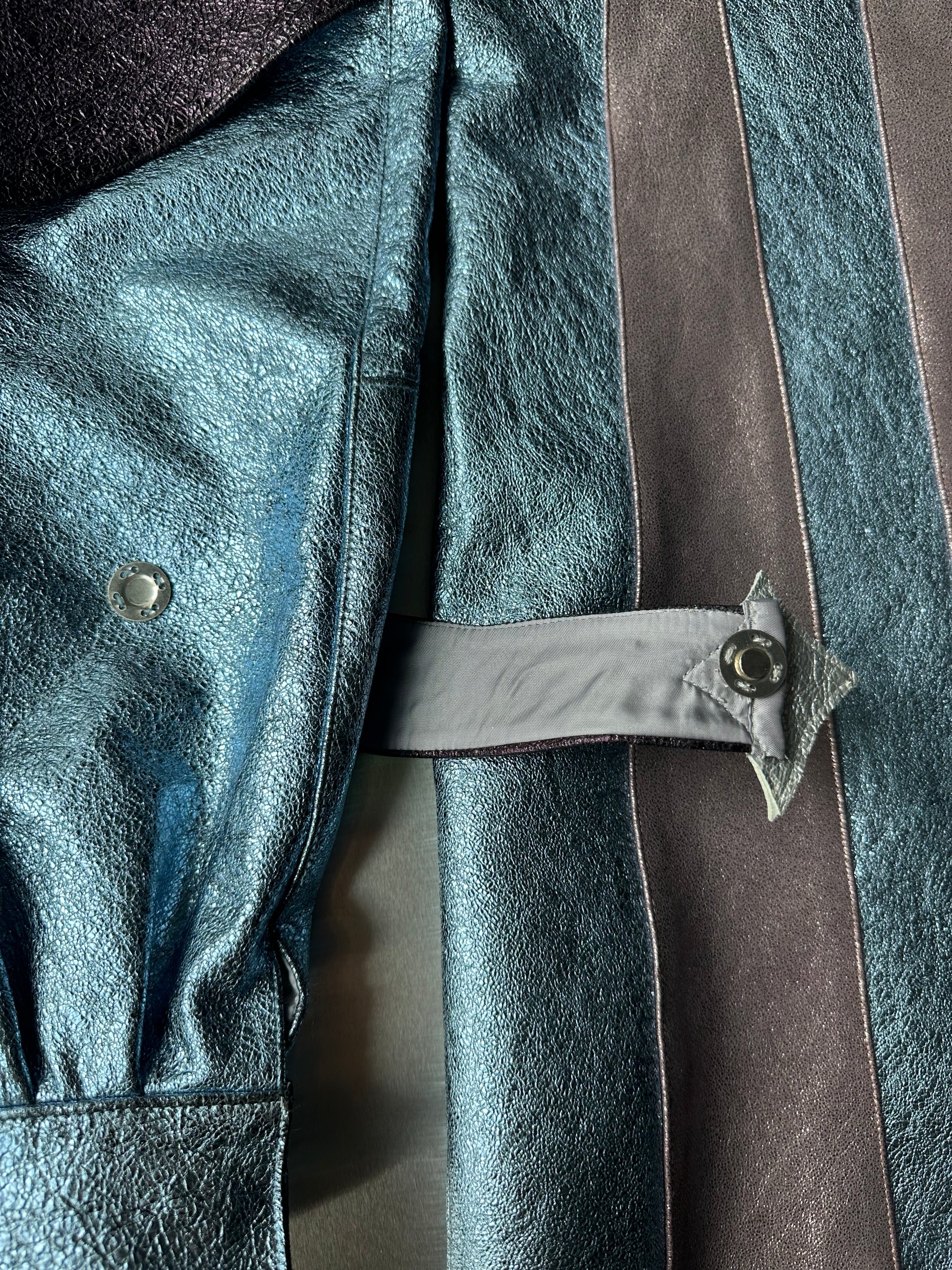 ORION VEIL(WOMEN) ：Asymmetric Metallic Leather Hybrid Trousers