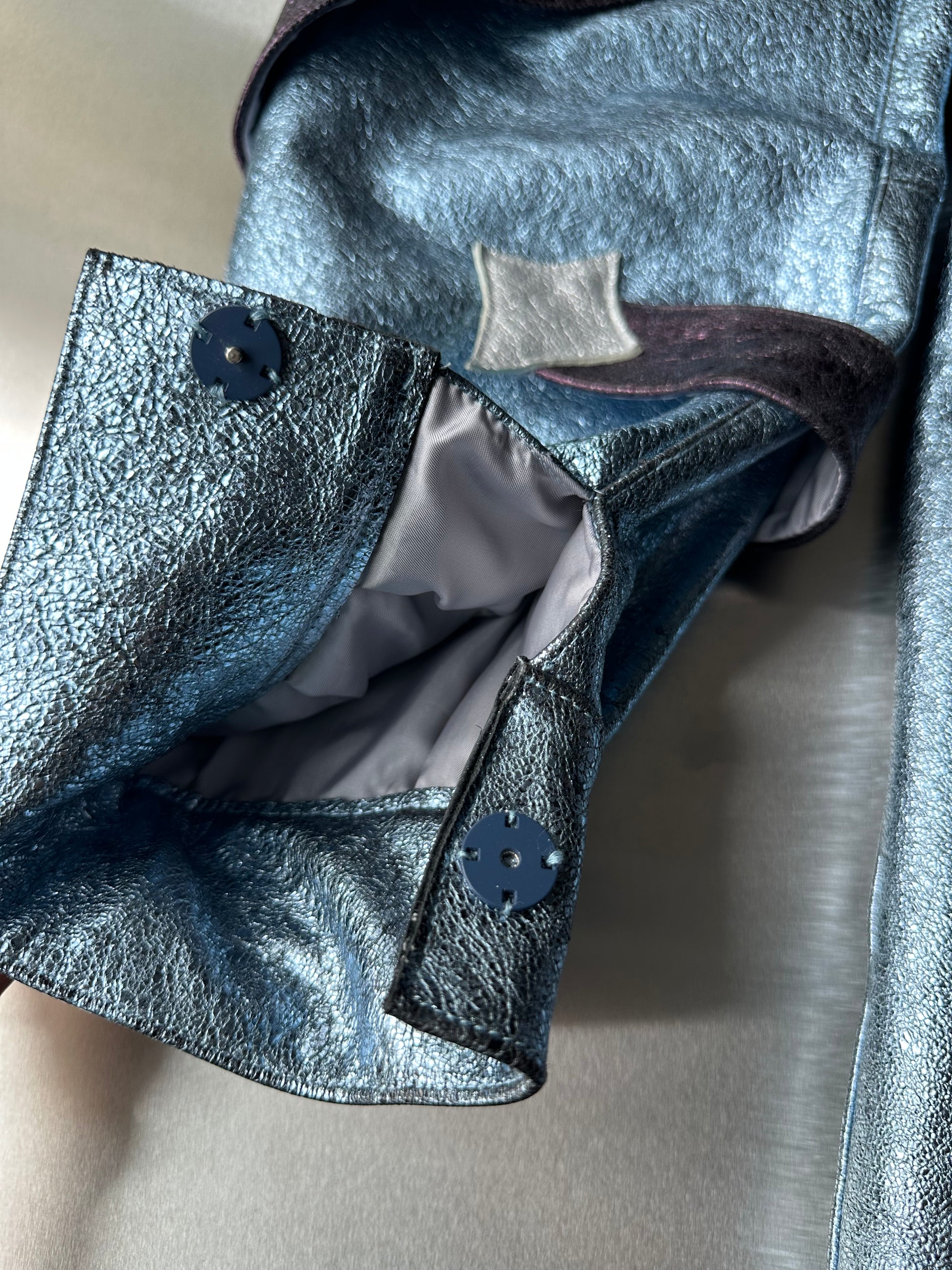 ORION VEIL(MEN) ：Asymmetric Metallic Leather Hybrid Trousers