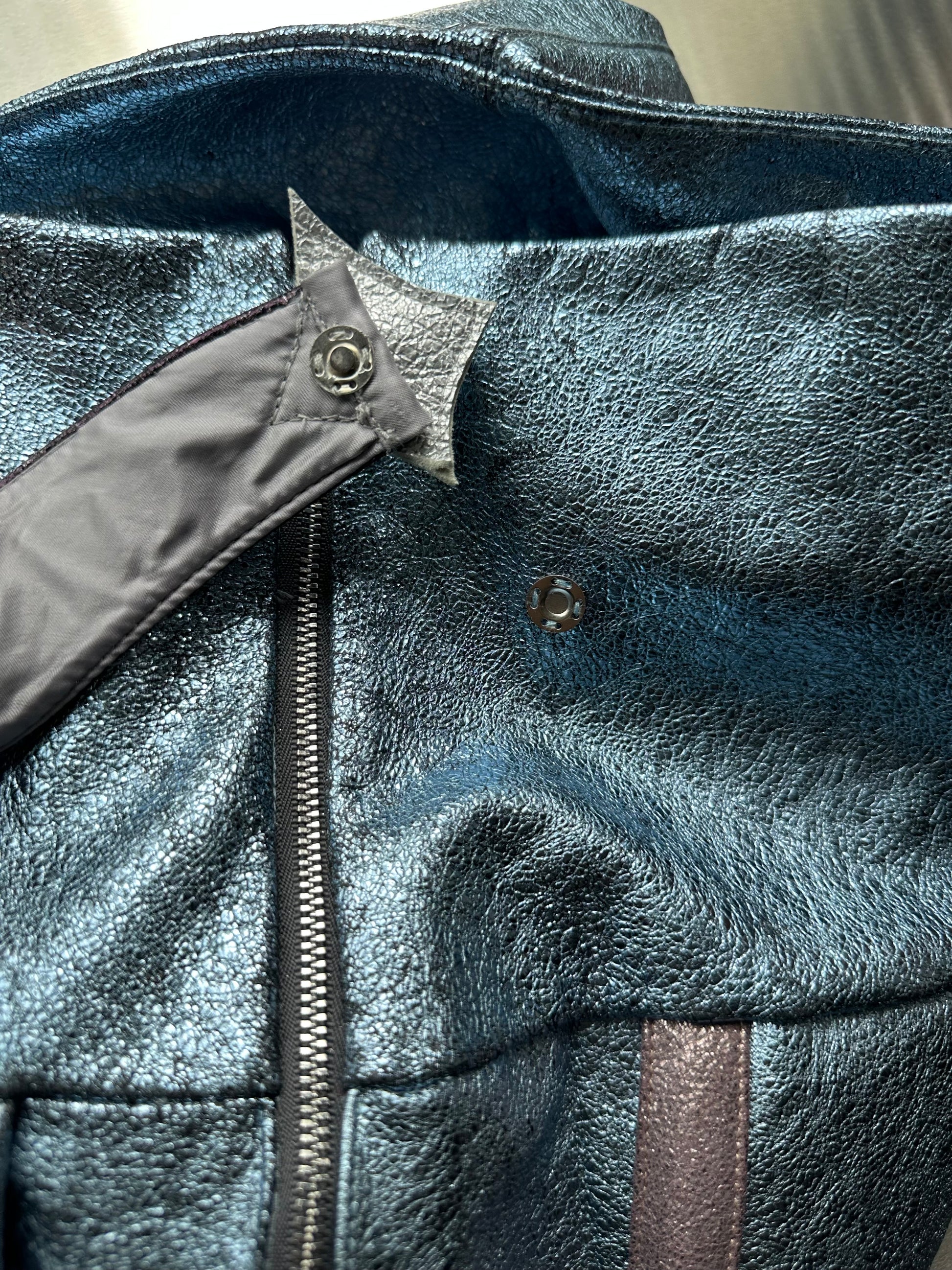 ORION VEIL(WOMEN) ：Asymmetric Metallic Leather Hybrid Trousers