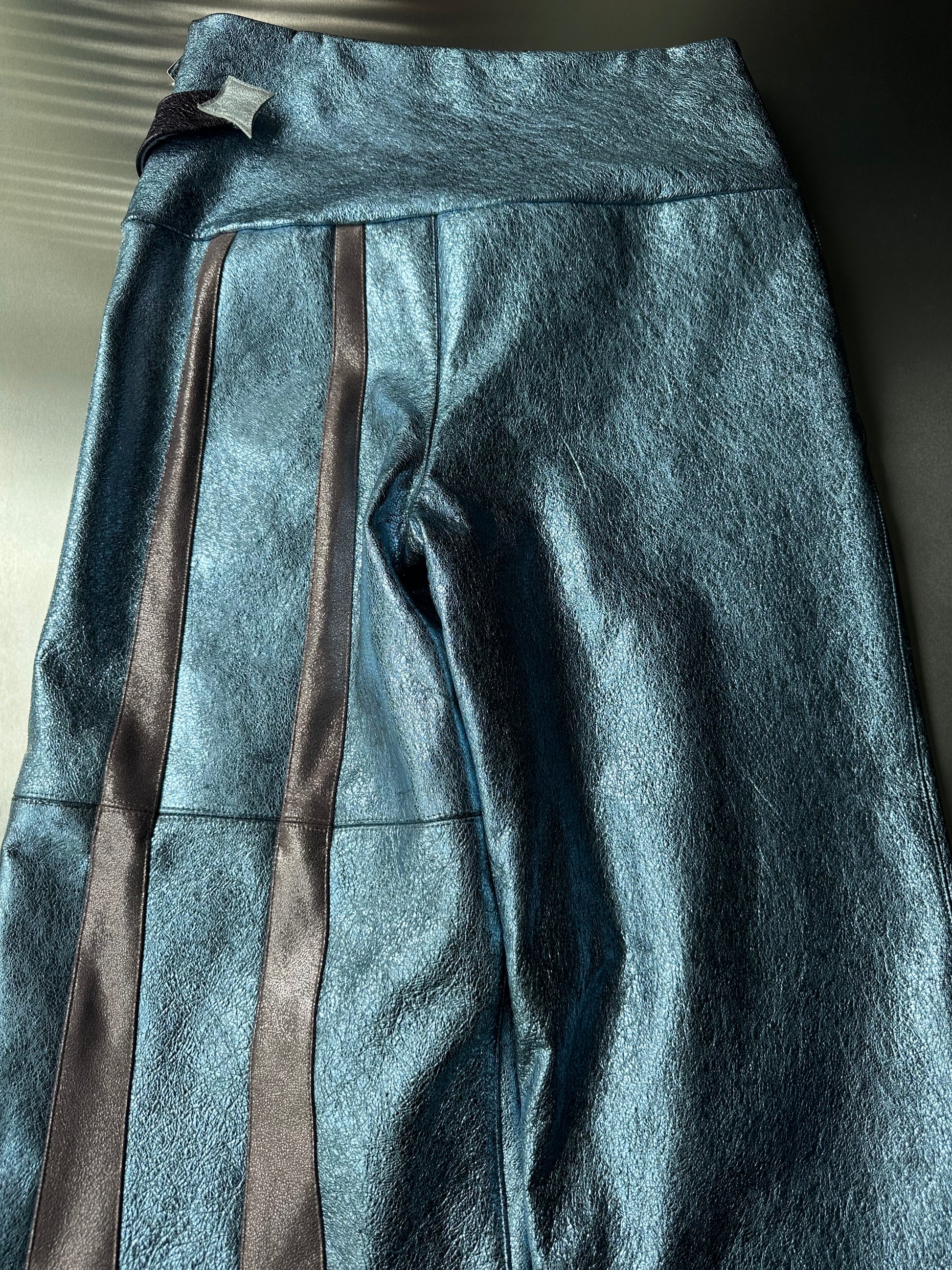 ORION VEIL(MEN) ：Asymmetric Metallic Leather Hybrid Trousers